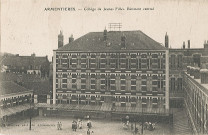 Bâtiment central et cour du collège de Jeunes Filles