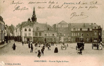 Groupe de passants place de l'église Saint-Vaast