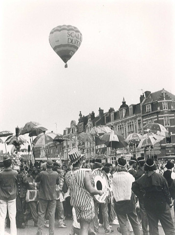 Passage d'une montgolfière au dessus de la foule au centre-ville pour la fête des Nieulles