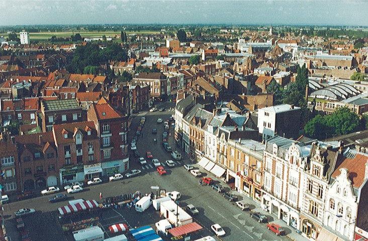 Vue aérienne du centre-ville un jour de marché et de la rue de Lille