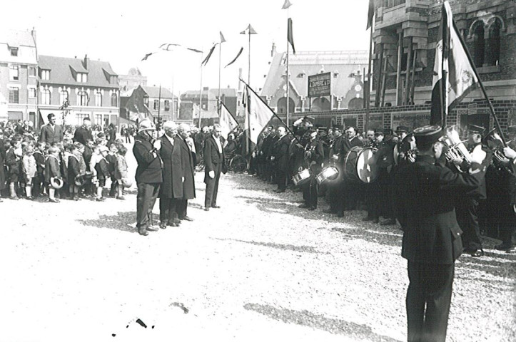 Charles Conem passant en revue les sociétés sur la Grand'Place