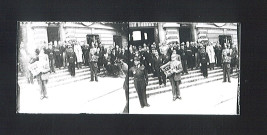 Georges Vankemmel portant le coussin aux armoiries de la ville devant l'hôtel de ville lors de la cérémonie de remise de la Croix de guerre