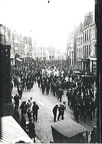 Cortège festif rue de Lille