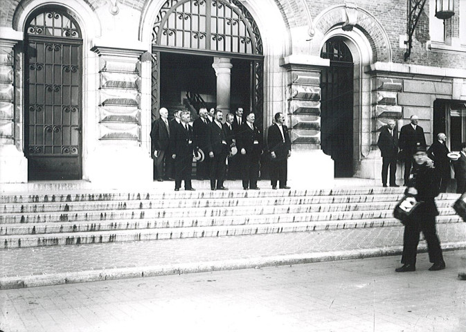 Personnalités sur le perron de l'hôtel de ville pour le passage d'une société