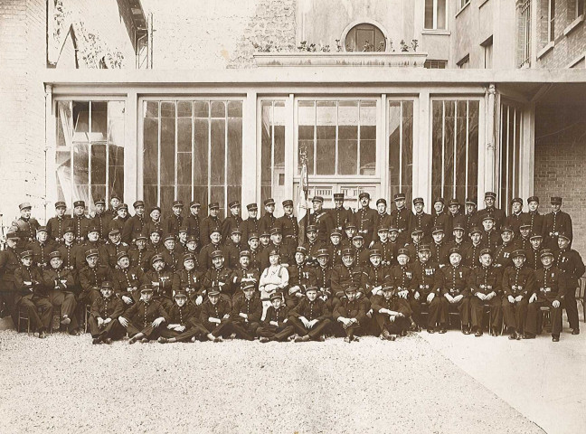 Membres de la commission de la société musicale de la Fanfare du Commerce posant à l'occasion d'un concours