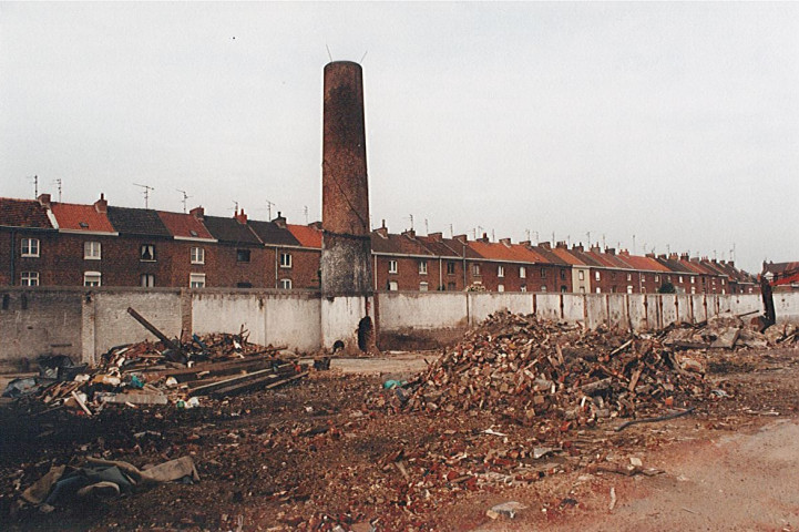 Destruction d'une friche industrielle pour construction de d'une salle de sports du lycée Paul Hazard