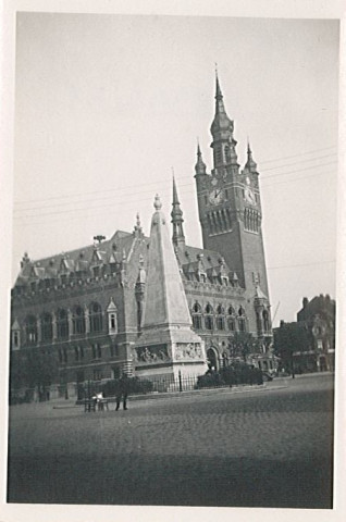 Hôtel de ville et monument aux morts