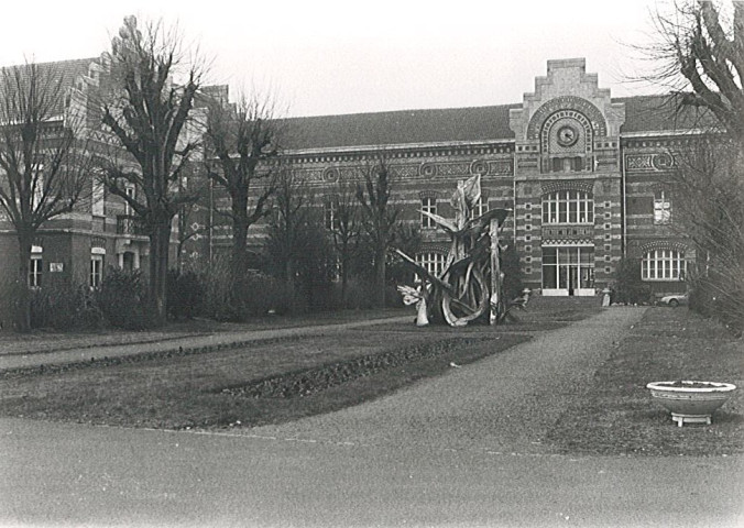 Accès au bâtiment central du hall d'honneur du lycée technique Gustave Eiffel