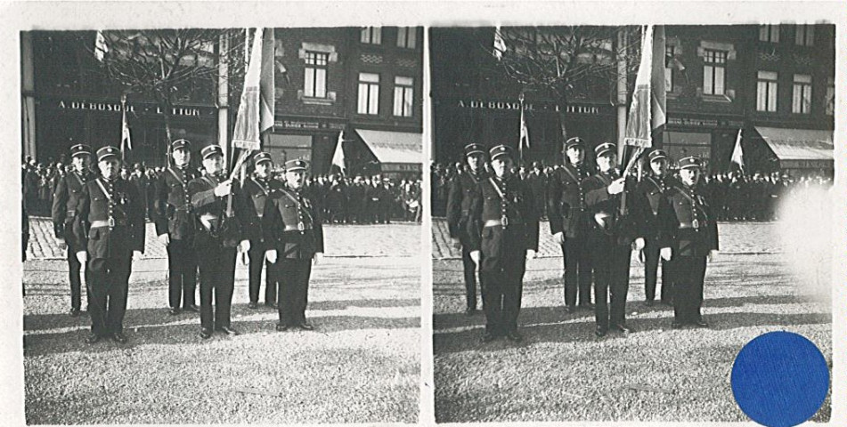 Agents de police municipale et M. Cuvelier, leur porte-drapeau, devant l'hôtel de ville