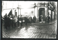 Fanfare défilant rue de Lille