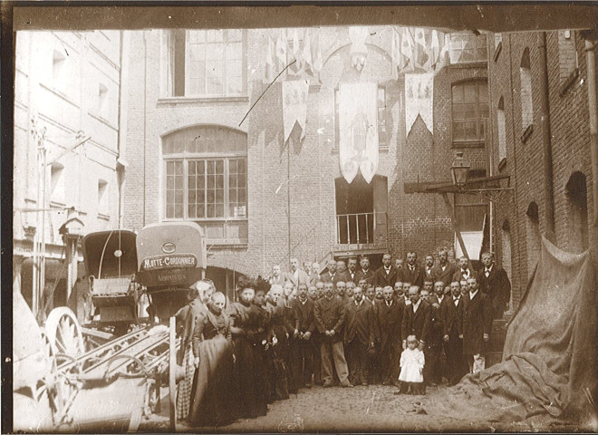 Consécration au Sacré-Coeur de la brasserie Motte-Cordonnier. Le petit enfant est Edmond Motte. [Camille Cordonnier est aussi présente à gauche]