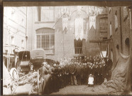 Consécration au Sacré-Coeur de la brasserie Motte-Cordonnier. Le petit enfant est Edmond Motte. [Camille Cordonnier est aussi présente à gauche]