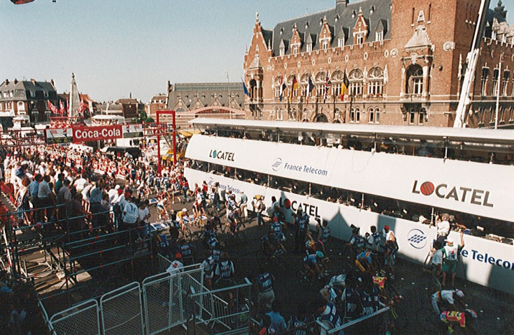 Peloton franchissant la ligne d'arrivée, tour de France