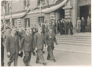 Passage de personnalités lors de la remise de la seconde croix de guerre à la ville