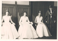 Reine des Nieulles et ses dauphines dans le grand salon de l'hôtel de ville