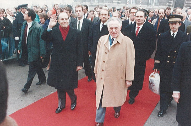 François Mitterrand saluant la foule