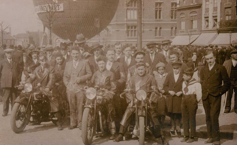 Rassemblement sur la Grand'Place pour un lâcher de ballon (montgolfière)