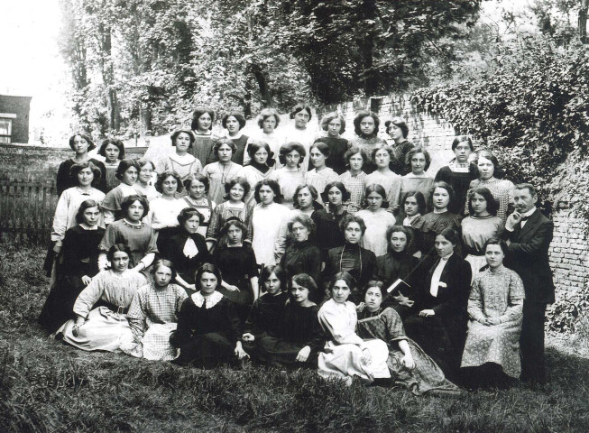 Photographie de classe des élèves du collège de jeunes filles