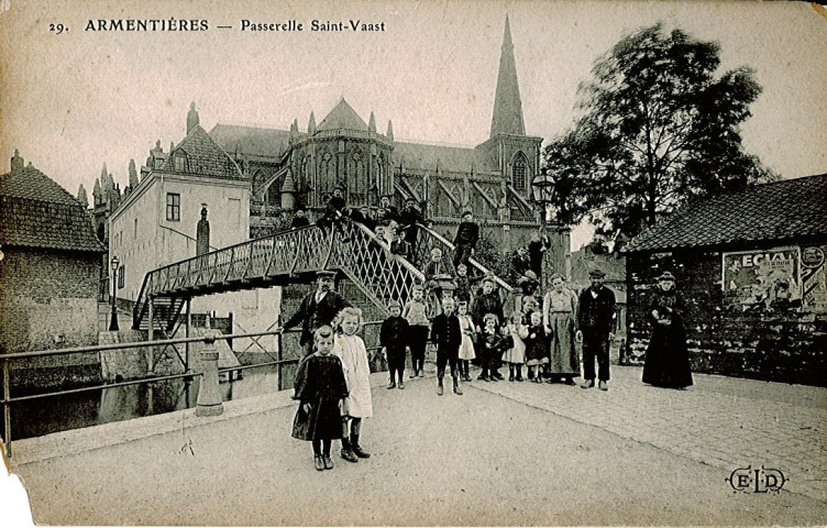 Groupe posant au pied de la passerelle Saint-Vaast