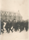 Passage d'un groupe de personnalités lors de l'inauguration du monument aux morts