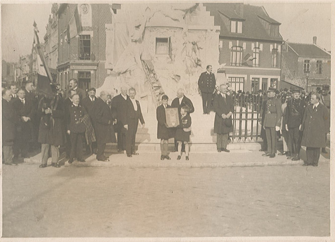 Grand livre des morts pour la France tenu par des enfants lors de l'inauguration du monument aux morts