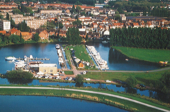 Vue aérienne du port fluvial à la base des Prés du Hem