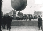 Foule observant l'envol d'un ballon dirigeable (montgolfière) sur la Grand'Place