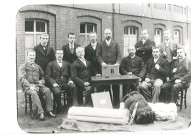 Filature A. Dutilleul (devenue Louis Colombier et Cie), personnel d'encadrement posant dans la cour