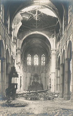 Intérieur de l'église Notre-Dame du Sacré-Cœur en ruines