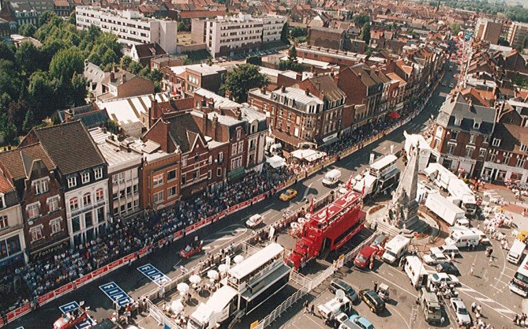 Vue aérienne du public assistant à l'arrivée de la caravane publicitaire, tour de France