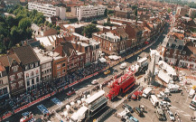 Vue aérienne du public assistant à l'arrivée de la caravane publicitaire, tour de France