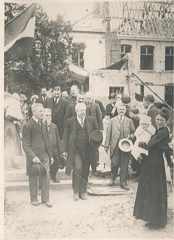 Visite officielle du ministre André Breton pour l'inauguration de la Goutte de Lait / fondation Mahieu