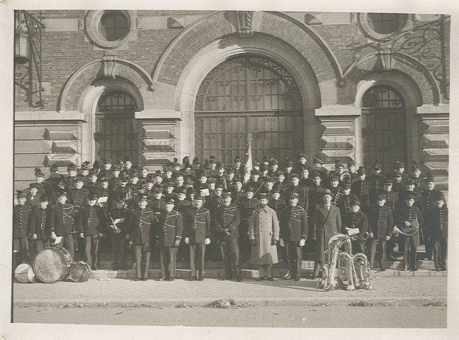 Musiciens de la grande fanfare posant sur le perron de l'hôtel de ville