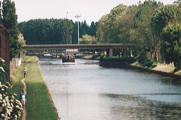 Lys au canal de la dérivation