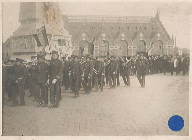 Passage d'une société musicale devant le monument aux morts lors de la visite officielle de Vincent Auriol