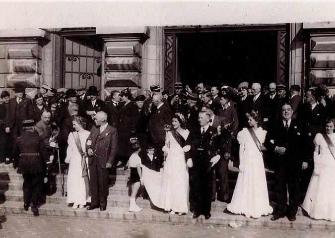 Reine des Nieulles et ses dauphines sur le perron de l'hôtel de Ville