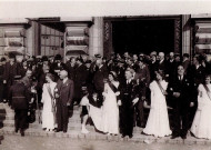 Reine des Nieulles et ses dauphines sur le perron de l'hôtel de Ville