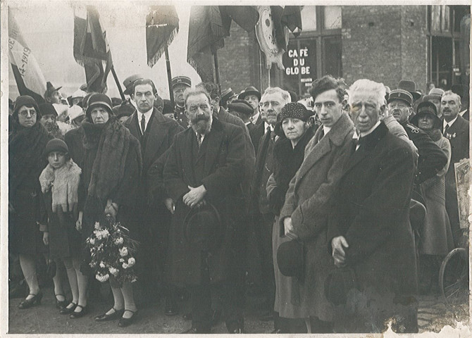 Inauguration du monument Ernest Deceuninck en présence de la veuve et du fils du résistant armentiérois