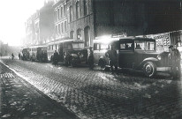 Autobus en stationnement rue de la Gare