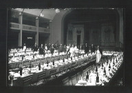 Serveurs posant avant un banquet dans la salle des fêtes