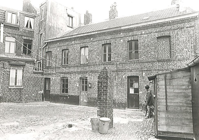 Cour Saint-Charles rue d'Erquinghem