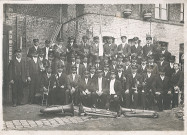 Groupe de musiciens posant dans la cour d'un bâtiment endommagé