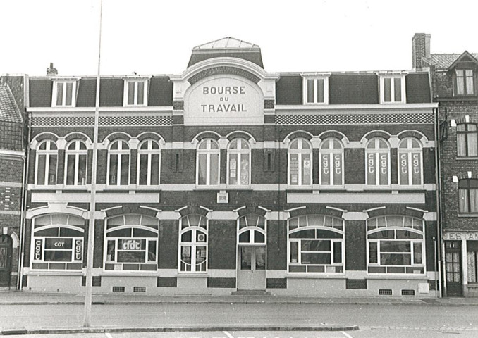 Façade rénovée de la « maison du peuple »