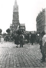 Foule devant le monument aux morts pour la Libération de la ville