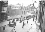 Défilé de véhicules militaires anglais dans une rue