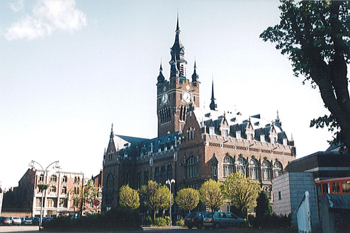 Arrière de l'hôtel de ville et place Saint-Vaast