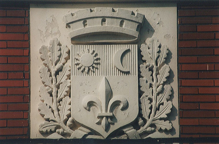 Blason d'Armentières sur la façade arrière de la caserne des pompiers