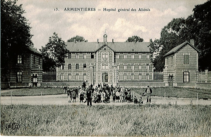 Groupe d'enfants devant l'asile des aliénés