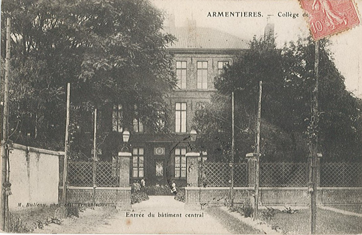 Entrée du bâtiment central du collège de Jeunes Filles