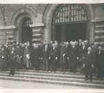 M. Julien, ministre des postes et télécommunications, et un groupe posant sur le perron de l'hôtel de ville pour le cinquantenaire de l'école nationale professionnelle